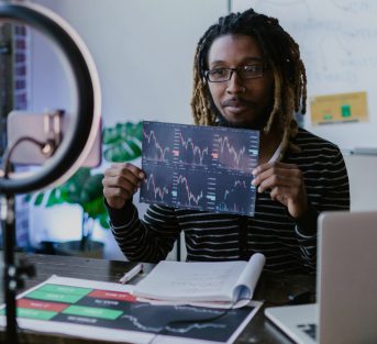 Live streaming app development - Feature Image